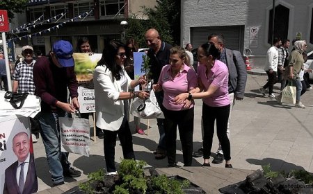 ​Zafer Partisi Çevre Günü için “Ümit Özdağ’a Özgürlük” fidanları dağıttı