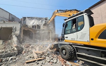 İki katlı kaçak bina yıkıldı