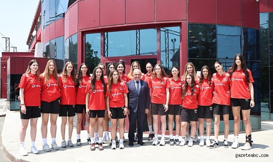 Başkan Şadi Özdemir’den filenin genç sultanlarına motivasyon ziyareti