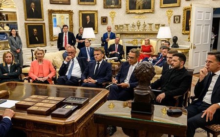 Oval Ofis’te Dikkat Çeken Poz