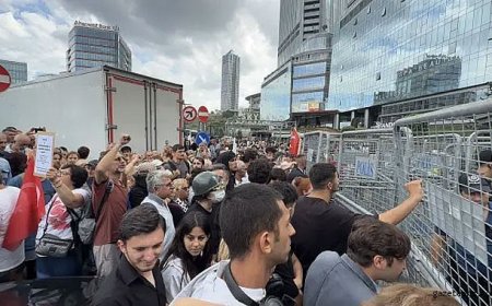 CHP İstanbul İl Binasında Gergin Anlar