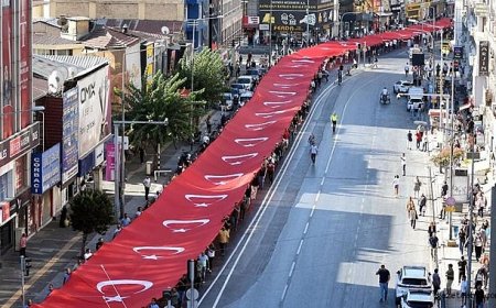 Zafer Yürüyüşü’nde Dev Türk Bayrağı