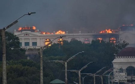 Nepal’de Göstericiler Televizyon Binasını Ateşe Verdi