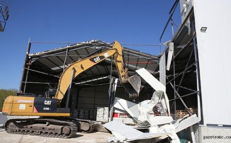 Başköy’de kaçak depo yıkıldı