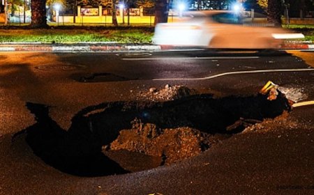İstanbul’da Sağanak Yol Çökertti, Taksi Devrildi