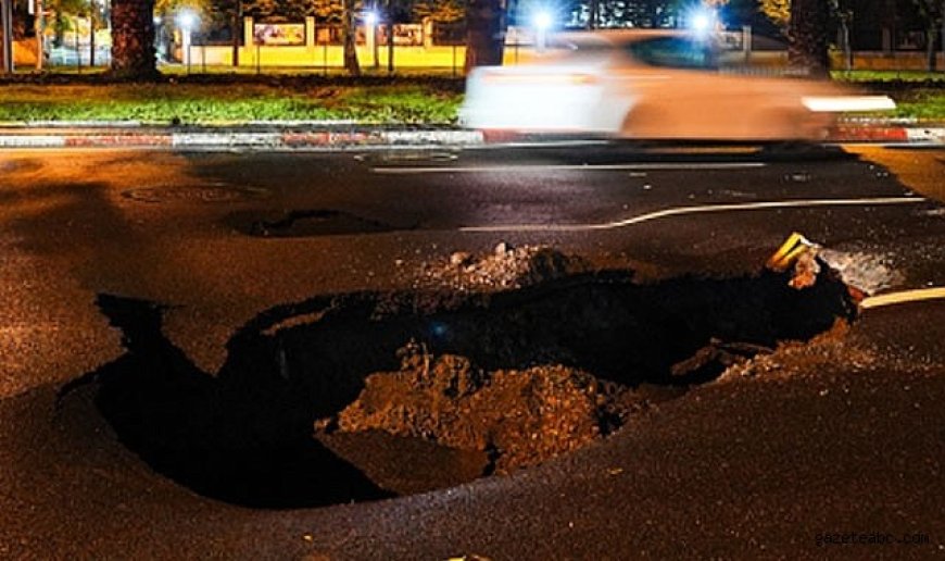 İstanbul’da Sağanak Yol Çökertti, Taksi Devrildi