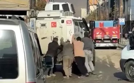 Hakkari’de Polis Aracına Vatandaş Desteği