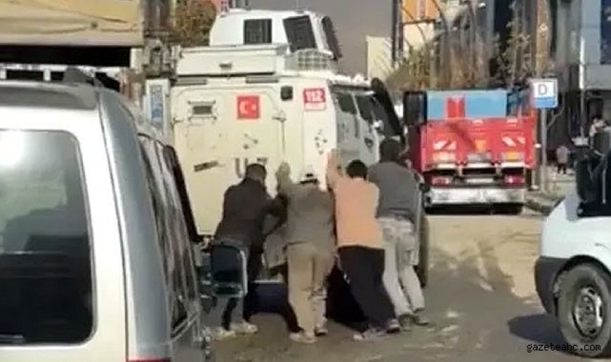 Hakkari’de Polis Aracına Vatandaş Desteği