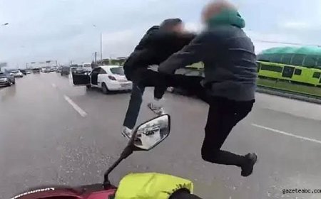 Trafikte Uçan Tekmeli Kavga