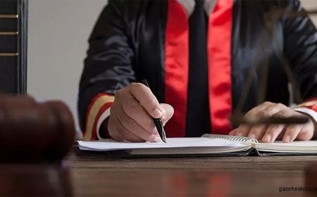 Adliye Önünde Gerilim