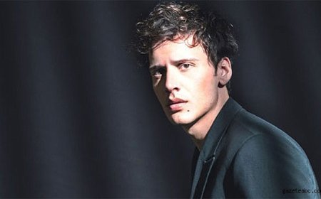 Ünlü Şarkıcı Gözaltına Alındı