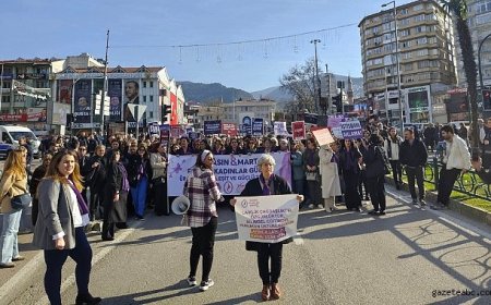 CHP Bursa Kadın Kolları 8 Mart’ta Yürüdü ve Basın Açıklaması Yaptı