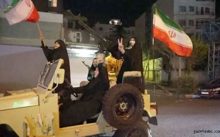 Tahran’da Rejim Yanlısı Kadınlar Silahlarla Geçit Yaptı