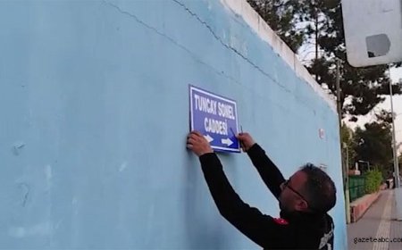 Birecik’te Tartışmalı Cadde Tabelası Söküldü