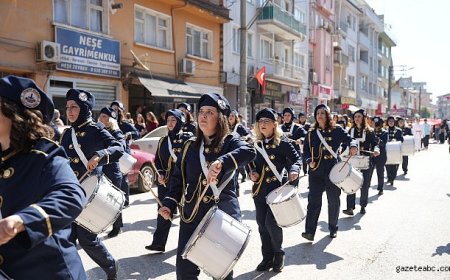 BURSA’NIN İLK BELEDİYE KADIN BANDOSU YENİŞEHİR’DE SAHNEYE ÇIKTI