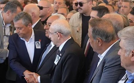 Cenazede Dikkat Çeken Buluşma