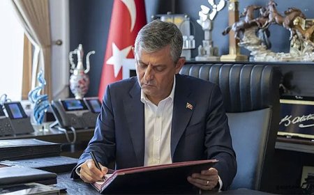 Özgür Özel ve 90 milletvekili CHP'den İstifa Etti
