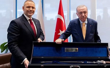 İki Liderden Dikkat Çeken Hediyeleşme